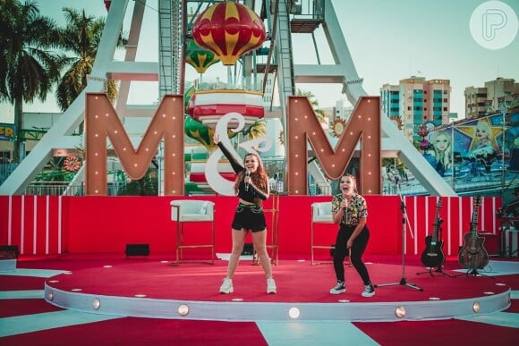 Maiara e Maraisa se divertem em live promovida em parque de diversões