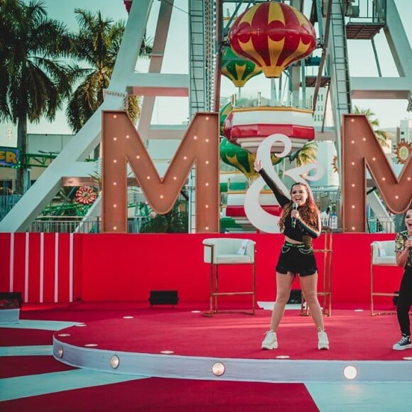 Maiara e Maraisa se divertem em live promovida em parque de diversões