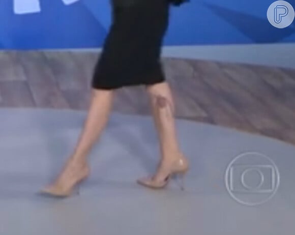 Poliana Abritta usou um vestido até o joelho que deixava sua tatuagem na perna direita à mostra