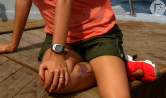 Detalhe da tatuagem da jornalista na perna direita: uma rosa vermelha