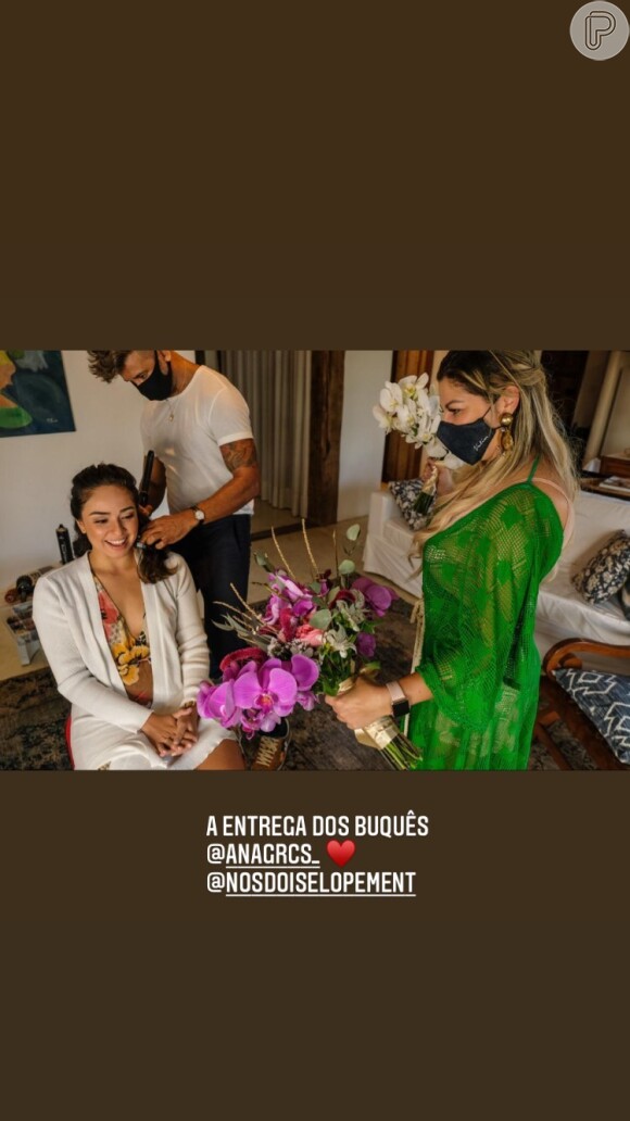 Para casamento com Cris Rozeira, Ana Paula Garcia investiu em um visual semi-preso com grinalda composta por pins de flores preservadas