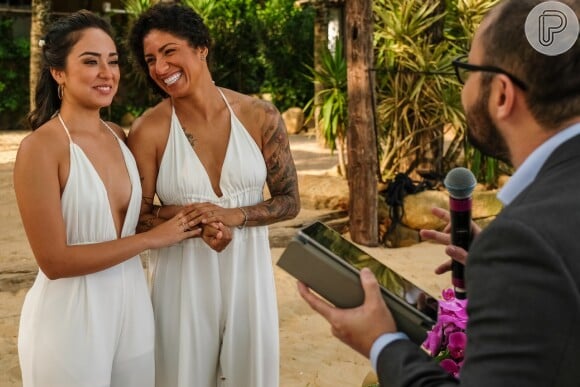 Cristiane Rozeira e a mulher, Ana Paula Garcia, realizaram casamento em Ilha Bela, no litoral norte de São Paulo, em 15 de julho de 2020