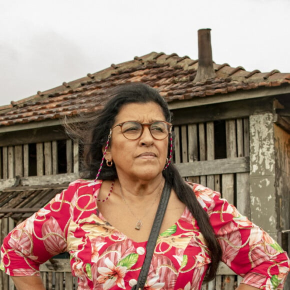 Regina Casé volta a gravar 'Amor de Mãe' e mostra curiosidade em bastidor. Veja foto postada nesta quarta-feira, dia 19 de agosto de 2020