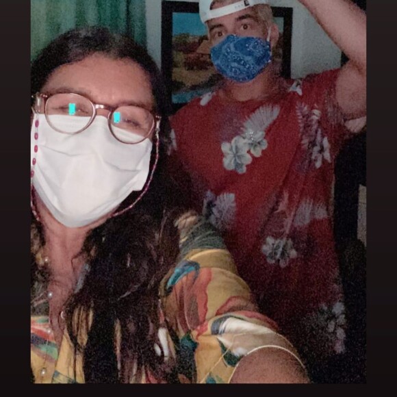 Foto de Regina Casé e Thiago Martins nos bastidores de novela 'Amor de Mãe'