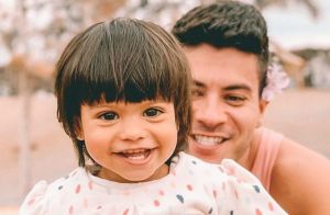 Arthur Aguiar posta foto com filha, Sophia, e web nota semelhança: 'Tua cara'
