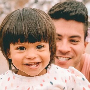 Semelhança entre Arthur Aguiar e filha chama atenção na web