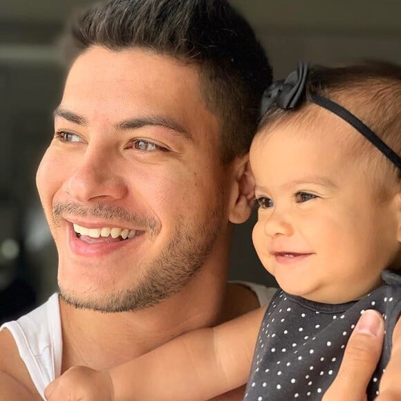 Semelhança entre Arthur Aguiar e filha impressiona seguidores