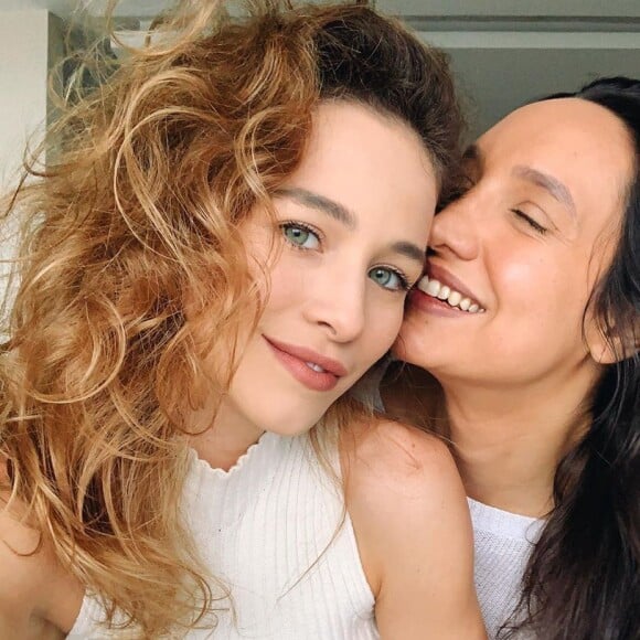 Laryssa Ayres se declara para Maria Maya em aniversário de namoro