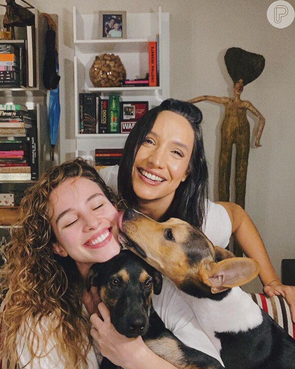 Laryssa Ayres e Maria Maya adotaram dois cachorros