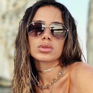 Anitta curte passeio de barco com jogador de futebol