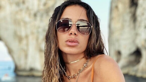 Anitta faz foto com jogador e agita web com revelação: 'Minha mãe shippa'