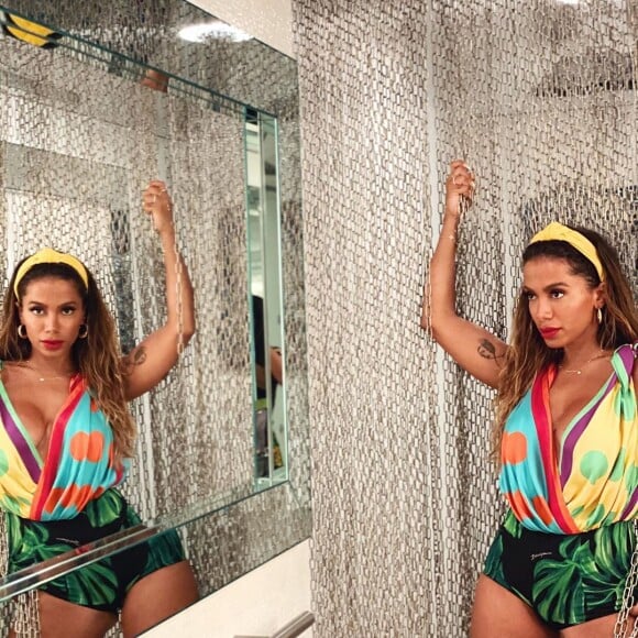 Anitta posa para foto com jogador de futebol em barco