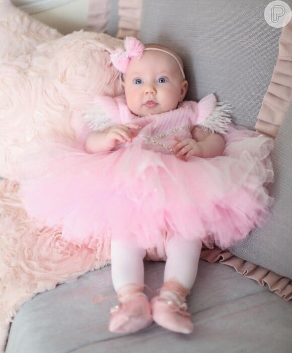 Ana Paula Siebert escolheu vestido de bailarina para a filha no mesversário de 3 meses