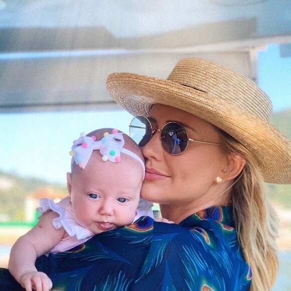 Ana Paula Siebert não abre mão de roupinhas fofas para a filha