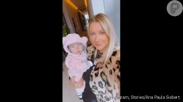 Vídeo: Ana Paula Siebert combina look feliudo com a filha