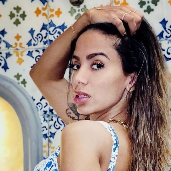 Anitta agita web com descrição no Tinder