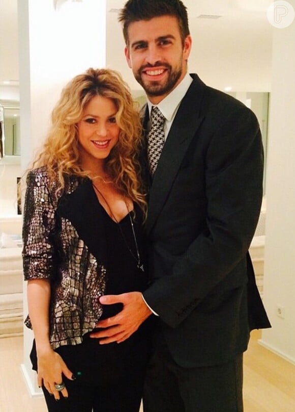Shakira ao lado do marido, Gerard Piqué. Cantora está grávida pela segunda vez e já planeja terceiro filho