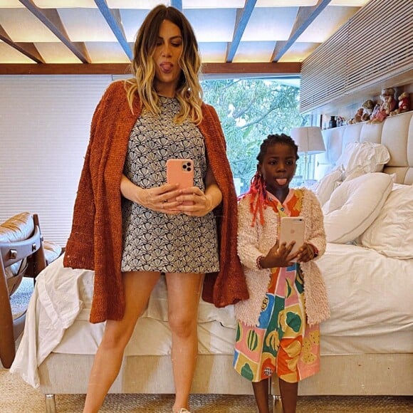 Giovanna Ewbank e a filha, Títi, fizeram poses parecidas para a foto