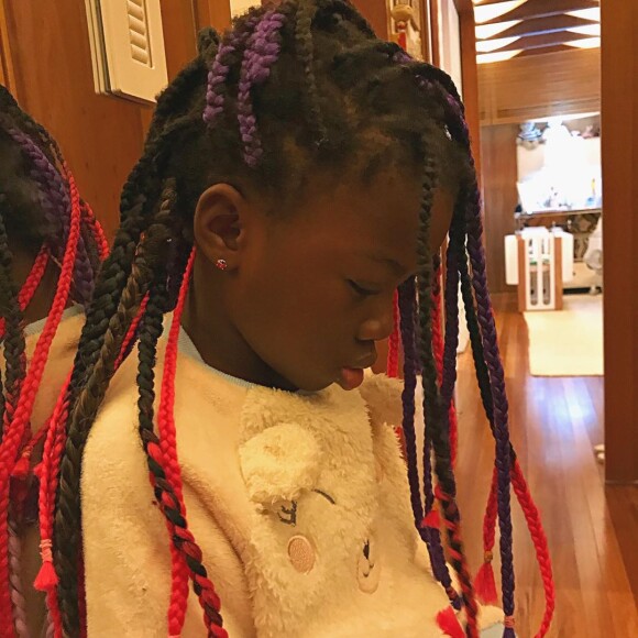 Filha de Giovanna Ewbank e Bruno Gagliasso, Títi demonstra afinidade com o mundo da moda