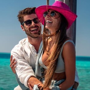 Romana Novais exibe barriga de gravidez em look de biquíni