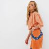 O look laranja fashionista de Sabrina Sato foi elogiado por famosas na web
