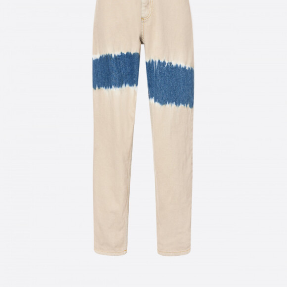 A calça também está disponível em tie dye branco