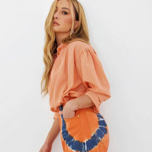 Tie dye + camisa social: o look laranja fashionista de Sabrina Sato
