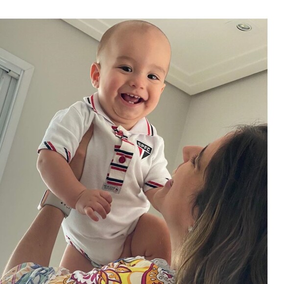 Filho de Camilla Camargo se esconde em lareira