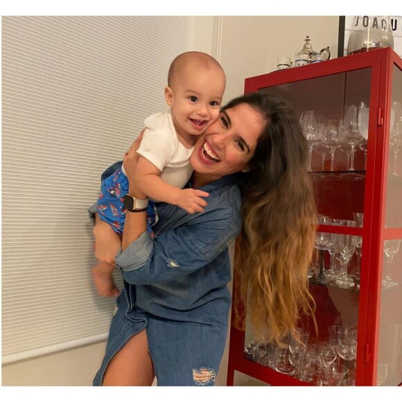 Filho de Camilla Camargo fica sujo ao se esconder em lareira