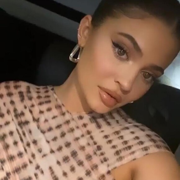 Kylie Jenner exibe look com top cruzado da grife Charlotte Knowles