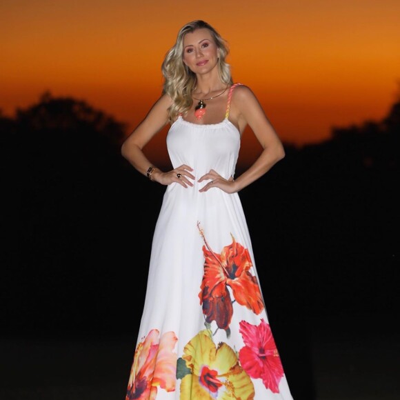 Ana Paula Siebert posa com vestido com estampa floral