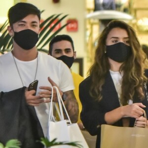 Rafa Kalimann e Daniel Caon são flagrados em dia de compras em shopping de São Paulo, neste sábado, 29 de agosto de 2020