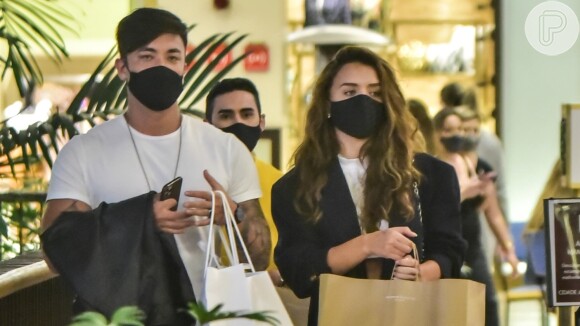 Rafa Kalimann e Daniel Caon são flagrados em dia de compras em shopping de São Paulo, neste sábado, 29 de agosto de 2020