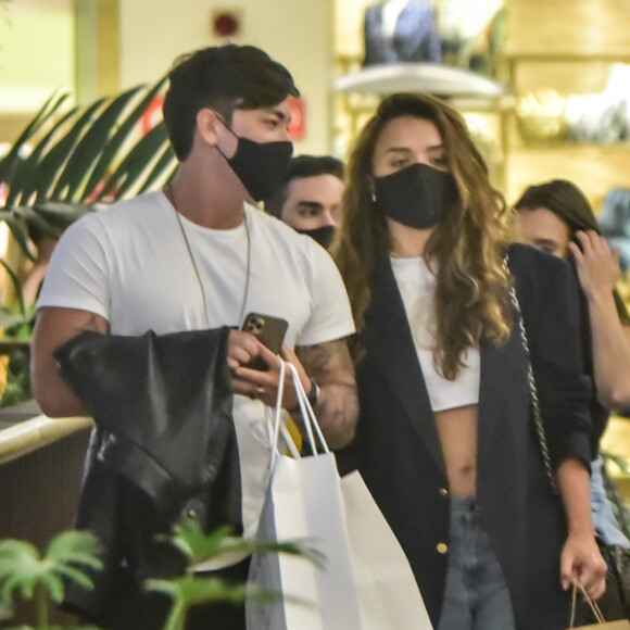 Rafa Kalimann e Daniel Caon apostam em looks parecidos para irem ao shopping