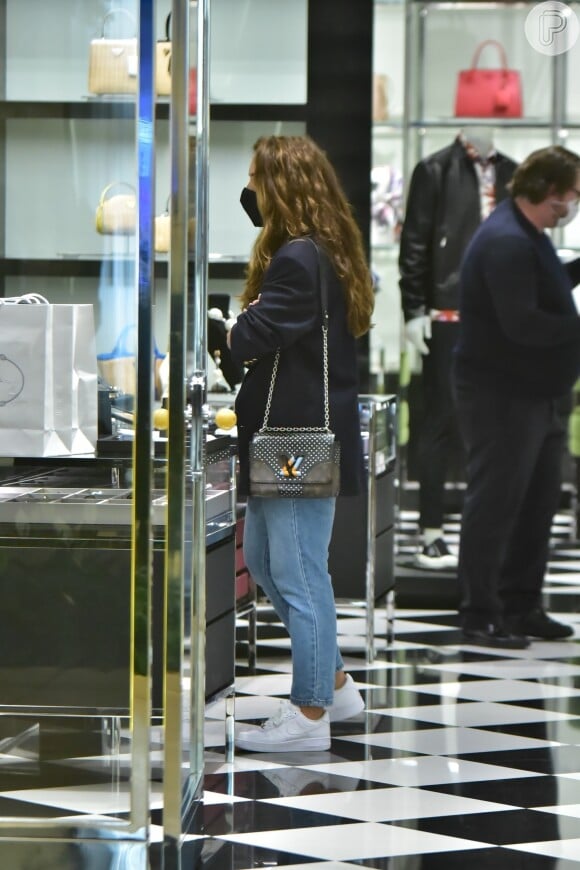 Rafa Kalimann usa look casual e bolsa Louis Vuitton para passeio com Daniel Caon