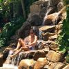 A piscina da casa de Rodrigo Faro tem até uma cachoeira artificial