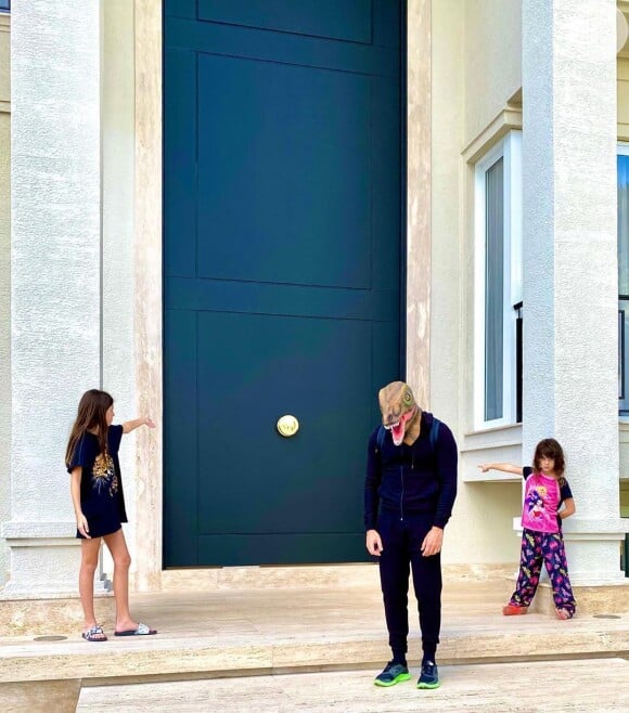 A porta da casa de Rodrigo Faro impressionou os seguidores pelas dimensões