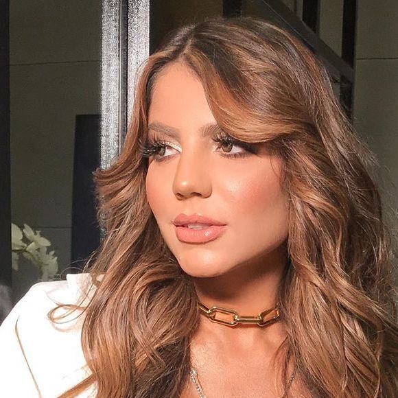 Hariany Almeida colocou megahair após passar por lipo e implante de silicone nos seios