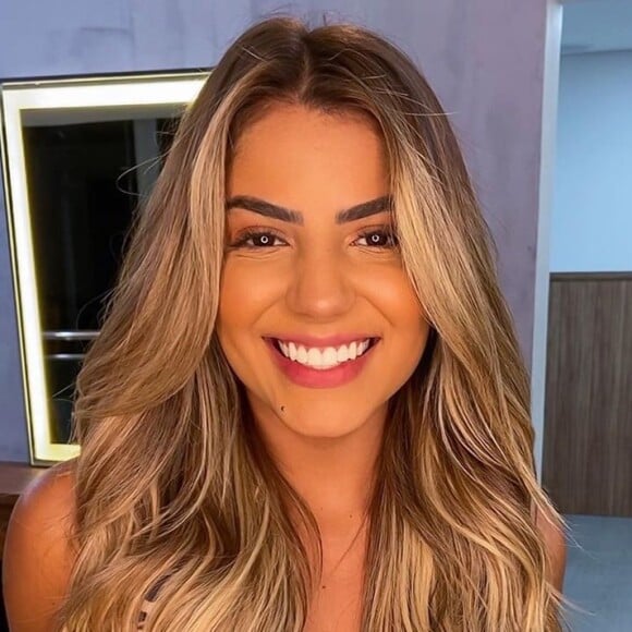 Hariany Almeida estava com cabelo loiro anteriormente