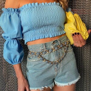 Andressa usa short de cintura alta com correntes