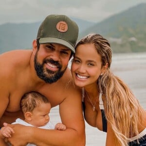 Sorocaba e Biah Rodriguez posaram abraçados ao filho, Theo, em praia de SP