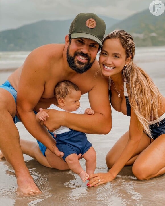 Sorocaba e Biah Rodriguez posaram abraçados ao filho, Theo, em praia de SP