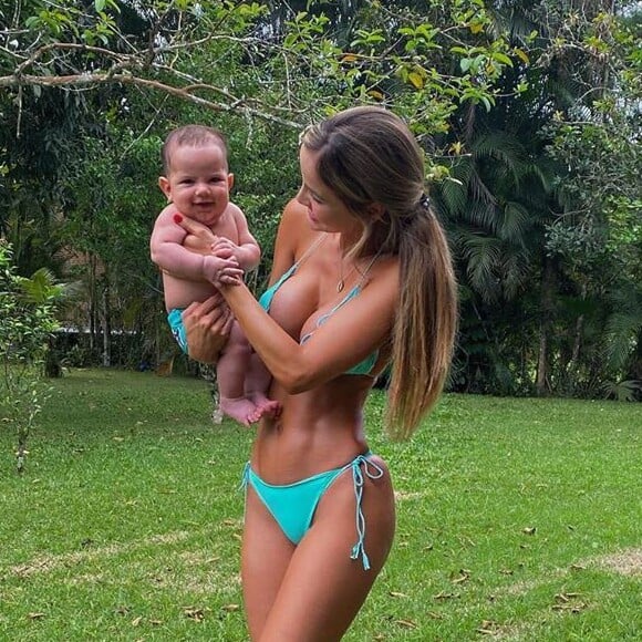 A modelo Biah Rodrigues combinou look de praia com o filho