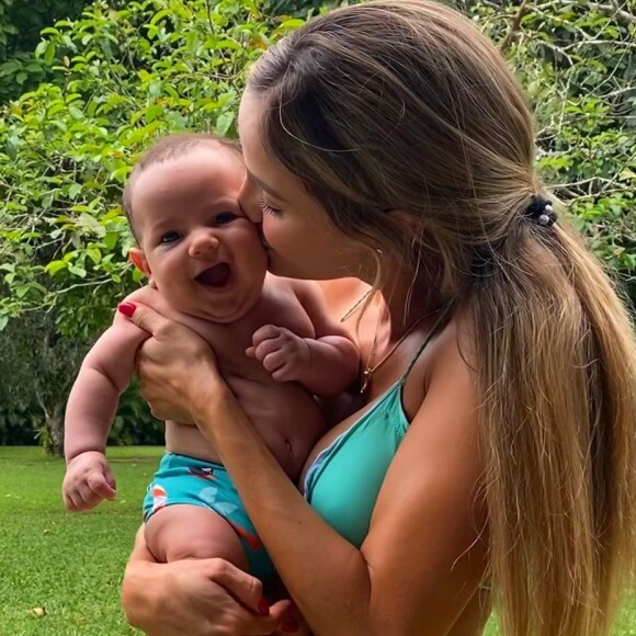 O casal Sorocaba e Biah Rodrigues viajou para Ubatuba com o filho, Theo