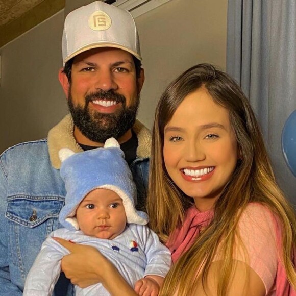 Sorocaba e Biah Rodrigues tietaram o filho, Theo, em dia de praia