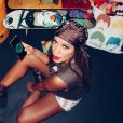 Anitta investe na tendência das bandanas de grife para compor seu visual