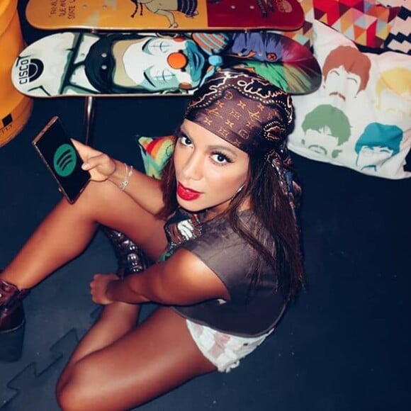 Anitta investe na tendência das bandanas de grife para compor seu visual