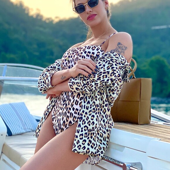 Andressa Suita apostou em maiô e saída de praia com animal print