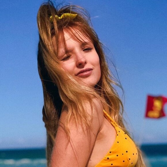 Larissa Manoela dança funk de biquíni e short após treino