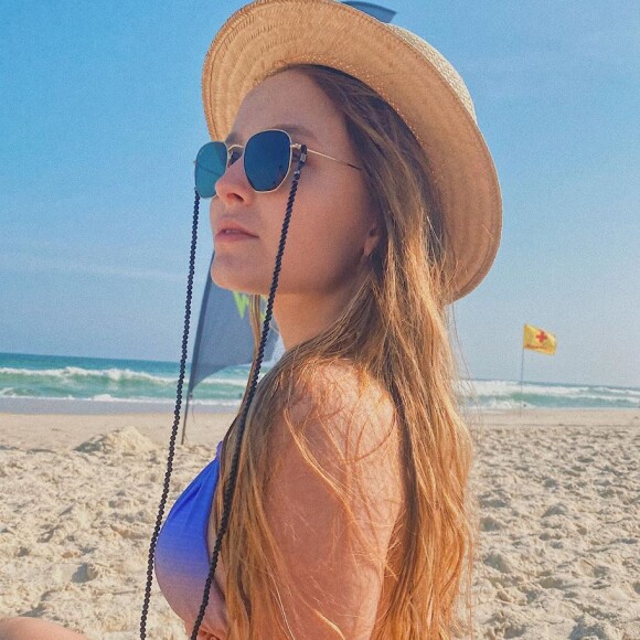 De biquíni, Larissa Manoela dança no pós-treino